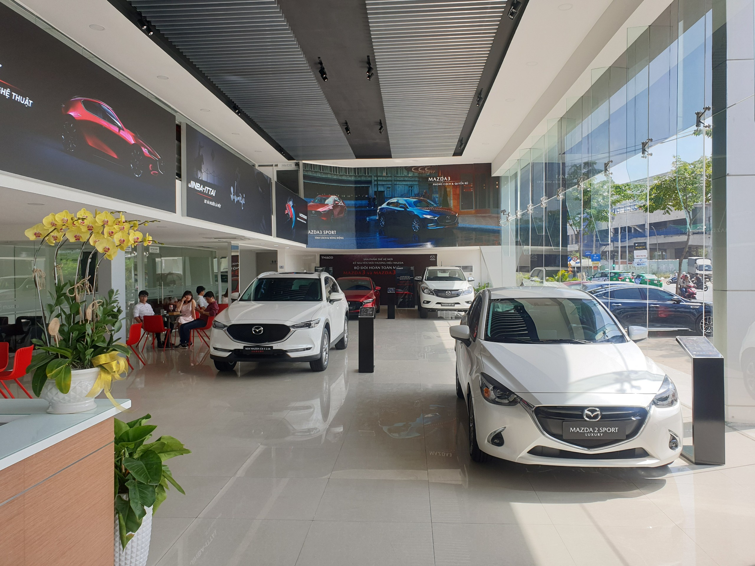 Showroom Mazda Bình Dương